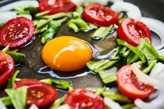 una dieta saludable, huevo y verduras