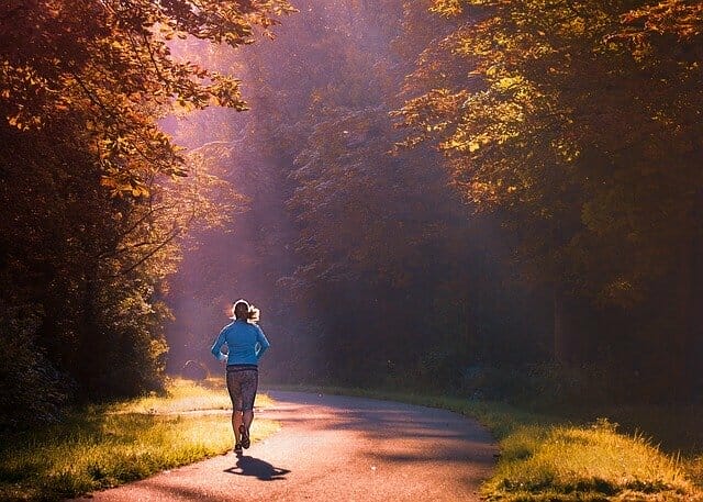 corriendo, corriendo en el parque