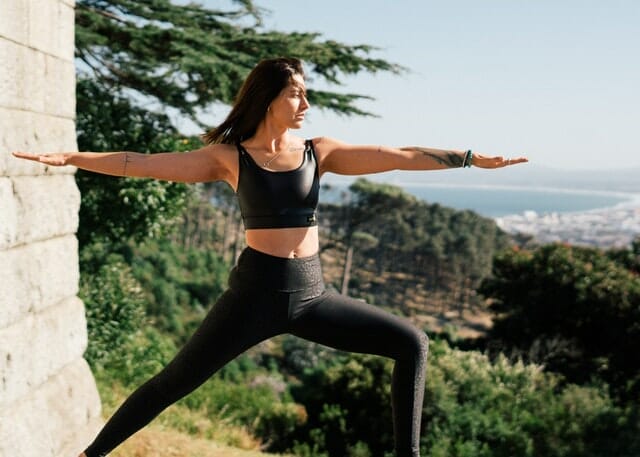 mujer practicando yoga