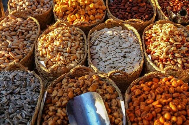 canastas con diferentes tipos de frijoles y nueces