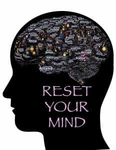 Ilustración que muestra la cabeza, el contorno del cerebro y la inscripción: reajuste su mente