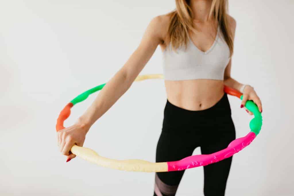 una mujer delgada practicando hula-hop