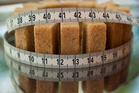 cubos de azúcar atados con una cinta métrica
