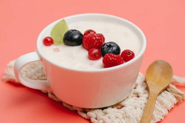  Yogur con fruta en taza