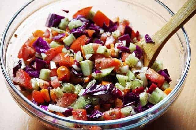  verduras picadas en una ensaladera