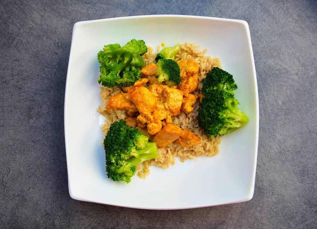  arroz con pollo y brócoli en un plato