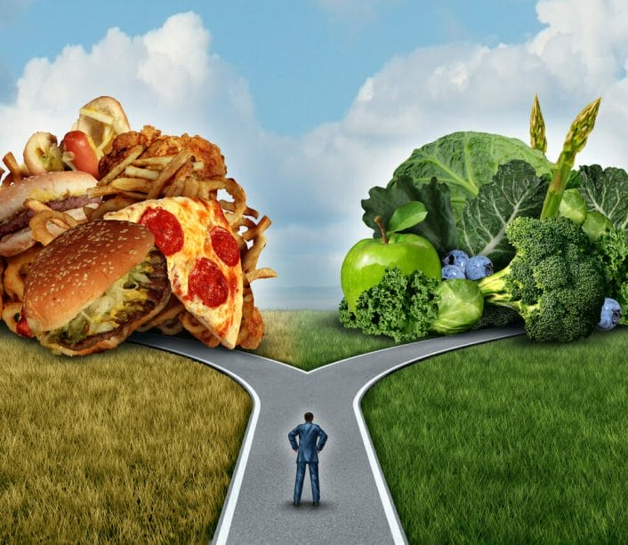  Un hombre se pregunta si debe comer comida rápida o verduras