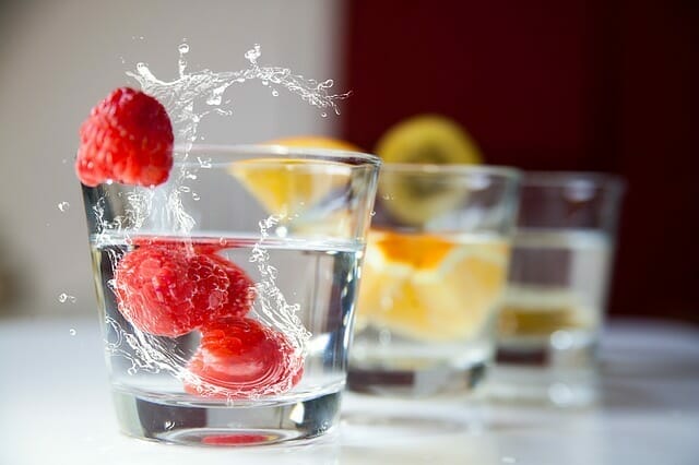  vasos de agua y fruta
