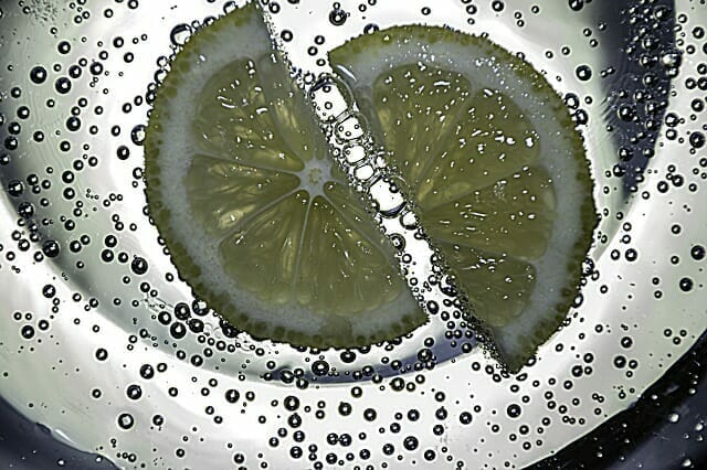  Rodajas de limón en agua con gas
