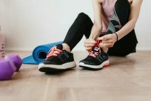  mujer preparándose para un entrenamiento