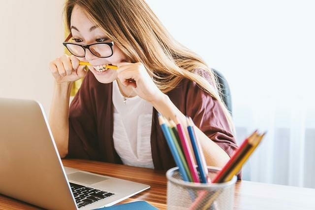  Una mujer estresada ante el portátil