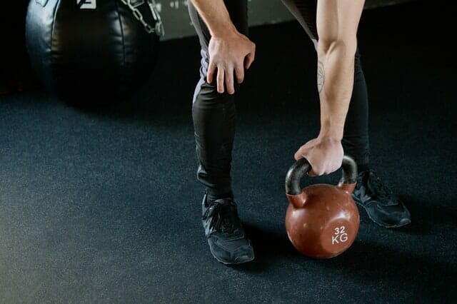  Un hombre entrena con pesas en el gimnasio