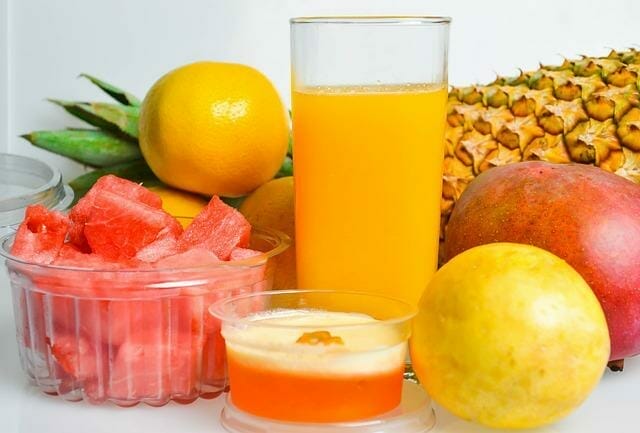  Fruta, junto a un vaso de zumo