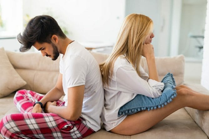 novio y novia sentados de espaldas el uno al otro