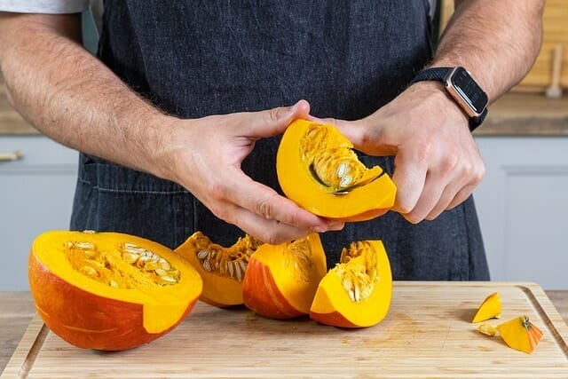  El hombre pela la calabaza